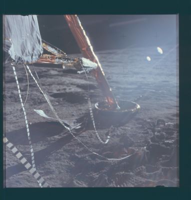 AS 12-47-6915 - Lunar Module: the East "footpad"
Caption NASA originale:"View of the minus-Z (east) footpad. Note that the SEQ Bay doors are closed and that the focal point is much closer than the footpad. The picture was taken sometime after 116:34:14 MT, when Pete took AS 12-46-6785, which is the last picture showing the doors open".
Parole chiave: Lunar Module (LM) and Lunar Equipment