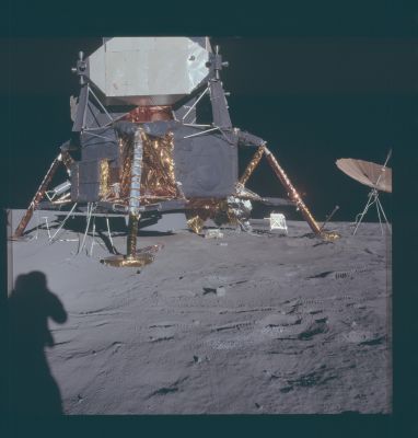 AS 12-47-6961 - LM and RTG Fuel Cask
Caption NASA originale:"118:30:43 MT - Alan Bean has begun a pan from the 8 o'clock position. In this picture, we get a good view of the RTG Fuel Cask. Pete is working at the MESA and we can see his legs and part of his backpack".
Parole chiave: Lunar Module (LM) and Lunar Equipment