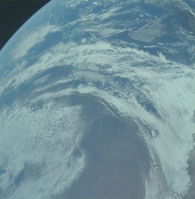 AS 12-50-7325 - Gulf of Mexico
Caption NASA originale:"This photo was taken not long after the start of the Translunar Injection and is centered on the Gulf Of Mexico near New Orleans. East is at the upper right and North is at the upper left. The Yucatan Pennisula is in the lower right part of the image".
Parole chiave: The Earth from Space