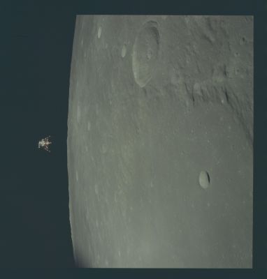 AS 12-51-7507 - LM Intrepid from CSM Yankee Clipper (1)
Caption NASA originale:"Intrepid prior to the descent. The coordinates of the center of the Lunar Surface shown in picture are 4,5° West Lngitude and 7° South Latitude. The largest crater in the foreground is Ptolemaeus and the second largest is Herschel. 

Date: 19 November 1969".
Parole chiave: From orbit: Lunar Module (LM) and Moon