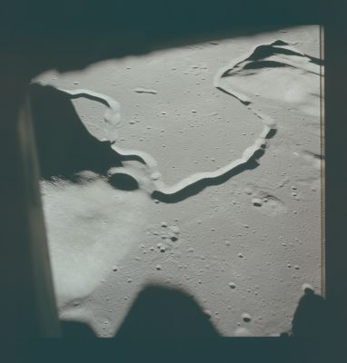 AS 15-87-11718 - Hadley Delta
Caption NASA originale:"Jim Irwin took this picture of the Landing Site from the LM on Rev. 13. They were then at an altitude of about 12 Km. On the near side of the Rille, the South Cluster is at the base of Hadley Delta one fiducial below the center of the image. The North complex and Schaber Hill are at the right side of the image. Note that the dark area at the top of the picture is the top of Jim's window and not the terminator". 
Parole chiave: The Moon from orbit - Landing Sites