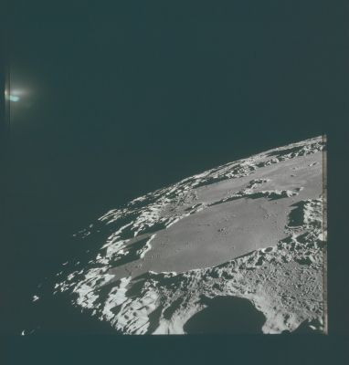 AS 15-87-11725 - Thomson Crater and a strange "light"
LM - Rev 13. Beautiful oblique photo of Thomson Crater, Sea of Ingenuity.

Parole chiave: The Moon from orbit - Craters (Thomson) - Controversial