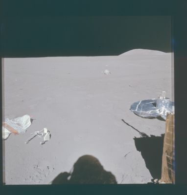 AS 15-87-11843 - ALSEP and "trash"
Caption originale:"147:37:42 MT - Jim is still using Dave's camera and has started a pan from the ALSEP site. He took this down-Sun from near the Central Station. 
The Passive Seismometer Experiment (PSE) is at the right, while most of the other objects are (just) discarded dust covers and attachment hardware".
Parole chiave: Lunar Equipment and Lunar Horizon