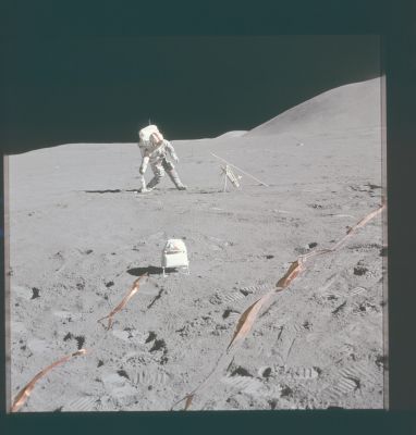 AS 15-87-11847 - "Oooooopss! I'm going down!"
Caption NASA originale:"147:37:42 MT - Rightward of 11846. Jim's ALSEP pan. Dave is leaning to his right and is picking up the drill. The Solar Wind Spectrometer is in the foreground".
Parole chiave: Postcard from the Moon