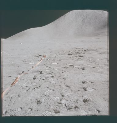 AS 15-87-11848 - Hadley Mountain
Caption NASA originale:"Rightward of 11847. The Heat Flow Electronics (HFE) box is just to the left of center. Mt. Hadley is in the background".

Nota: confrontando la nuova versione originale non compressa di questo frame con la "vecchia", potrete notare come il processo di raffinazione delle immagini al Lunar and Planetary Institute (LPI) si sia evoluto. 
Tuttavia, come abbiamo già  detto in passato, questi frames puliti e raffinati, sono - a nostro parere - molto meno "autentici" (e per favore non fraintendeteci) degli Original che erano disponibili sino a pochi mesi fa.
Parole chiave: Lunar Panorama - Hadley Mountain