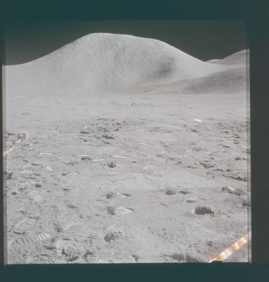 AS 15-87-11849 - Surface Anomaly
Caption NASA originale:"Rightward of 11848, toward Mt. Hadley. The eastern heat flow hole is just to the left of center".
Parole chiave: Lunar Panorama - Hadley Mountain - possible surface anomaly