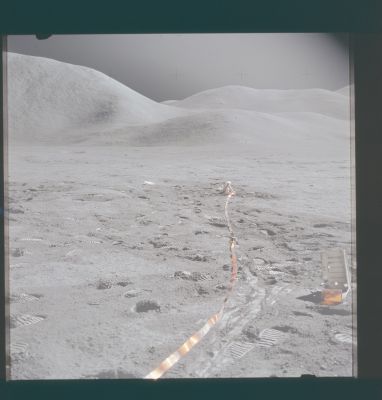 AS 15-87-11850 - Up-Sun Panorama
Caption NASA originale:"Rightward of 11849, up-Sun toward the SIDE/CCIG".
Parole chiave: Lunar Equipment and Lunar Horizon