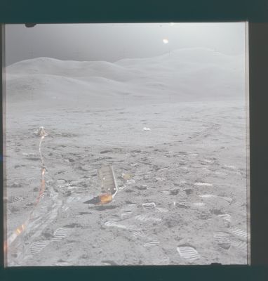 AS 15-87-11851 - Trash on the Moon...
Caption NASA originale:"Rightward of 11850, showing a piece of trash in the foreground". 
Parole chiave: Lunar Panorama - Hadley Rille