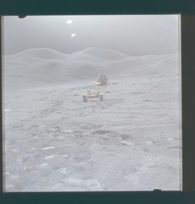 AS 15-87-11852 - LM, LR and Swann Range
Caption NASA originale:"147:37:42 MT - Rightward of 11851. This excellent frame from Jim's EVA-2 ALSEP pan shows the Rover, the LM, and the Swann Range".

Nota: questo è uno dei frames più controversi dell'intera Serie Apollo in quanto, a detta di molti (Ricercatori e Divulgatori), esso sarebbe un falso completo.
Noi lo proponiamo in versione originale non compressa: se avete delle valutazioni da fare e da notificarci, la porta è sempre aperta.
Parole chiave: Lunar Panorama - Swann Range