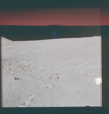 AS 15-87-11857 - Lunar Beauty, with some trash (2)
Questa immagine - che sembra aver preso (sia pure solo leggermente) un pò di luce (tecnicamente si dice "sun-struck frame") - ci mostra, al pari della precedente, un intrigante photoartifact blu. Un colore, a quanto pare, piuttosto ricorrente sulla Luna...
Parole chiave: Lunar Panorama