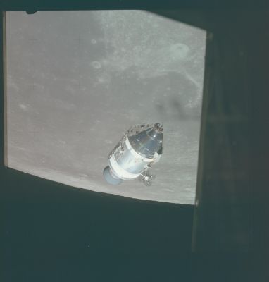 AS 15-88-11961 - CSM Endeavour from LM Falcon
Rev 49. : CSM from the LM. Note the docking probe. 
Parole chiave: CSM Endeavour and the Moon