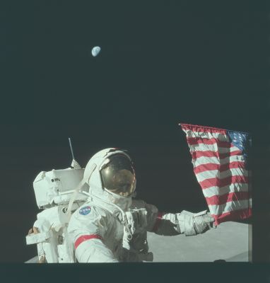 AS 17-134-20387 - The Man, The Flag, The Earth
Parole chiave: Postcard from the Moon