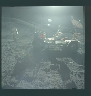 AS 17-134-20400 - The Rover in the Sun-light
Caption originale NASA:"122:21:34 MT - Station 1. Second boulder "locator" to the LRV. 
The photo is degraded by up-Sun glare".

Parole chiave: Lunar Rover
