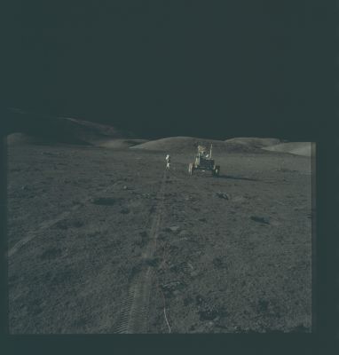 AS 17-134-20436 - ALSEP and Lunar Panorama
Caption NASA originale:"123:04:03 MT - SEP site. This is Gene's photo from the end of the north arm of the SEP transmitter array, showing Jack on the south arm beyond the transmitter".
Parole chiave: Lunar Equipment