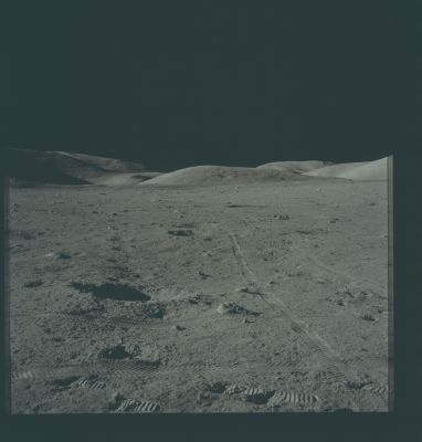 AS 17-134-20437 - ALSEP and Lunar Panorama
Caption NASA originale:"123:06:24 MT - SEP site. This frame from Gene's SEP partial pan gives a view down the southern arm of the array that Gene marked out with the Rover. The SEP transmitter antenna wire is in the righthand wheel track. The eastern arm is in the foreground with the antenna wire in the nearest wheel track".
Parole chiave: Lunar Equipment