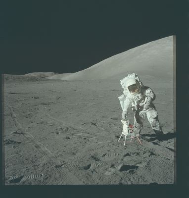 AS 17-134-20438 - Astronaut bending down and Lunar Panorama
Caption NASA originale:"123:06:24 MT - SEP site. This frame from Gene's SEP partial pan shows Jack reaching down to open the solar panels on the SEP transmitter. Because of the stiffness of the suit, Jack can only reach this low by putting his right leg back and leaning to the side".
Parole chiave: Lunar Surface - Astronaut & Equipment