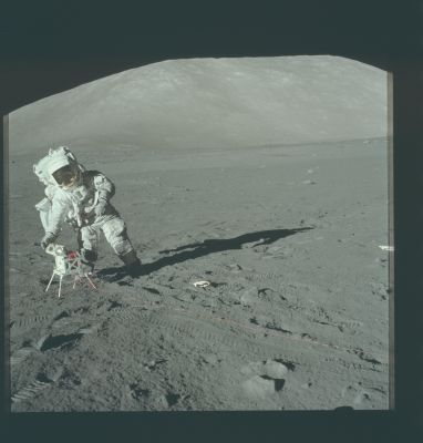 AS 17-134-20439 - Astronaut bending down and Lunar Panorama
Caption NASA originale:"123:06:24 MT - SEP site. This frame from Gene's SEP partial pan shows Jack as he deploys the SEP transmitter".
Parole chiave: Lunar Surface - Astronaut & Equipment