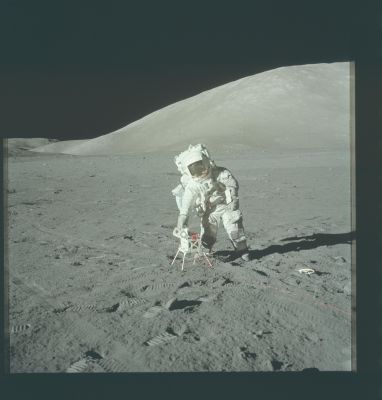 AS 17-134-20440 - Astronaut bending down and Lunar Panorama
nessun commento
Parole chiave: Lunar Surface - Astronaut & Equipment