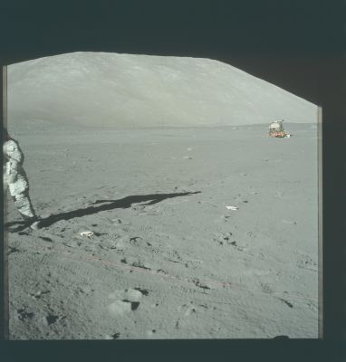 AS 17-134-20441 - South Massif
Caption originale:"123:06:24 MT - SEP site. This frame from Gene's SEP partial pan shows Jack's left arm and leg on the left and the LM on the right".
Parole chiave: Lunar Panorama - South Massif