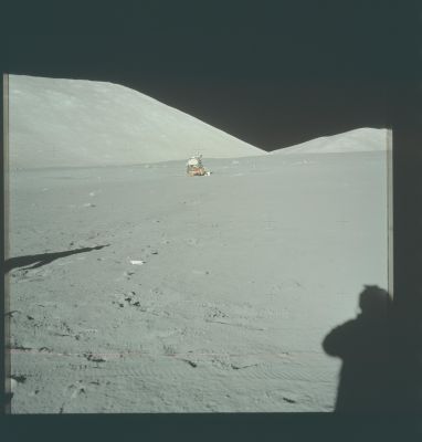 AS 17-134-20442 - South Massif, LM and Shadow
Caption originale:"123:06:24 MT - SEP site. This frame from Gene's SEP partial pan is centered on the LM with Geophone Rock, the US flag, and the ALSEP site in the background. Jack's shadow is on the left".
Parole chiave: Postcard from the Moon