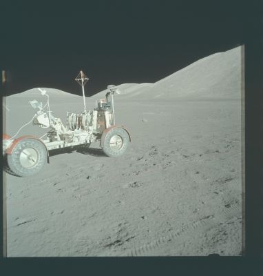 AS 17-134-20444 - The Lunar Rover
Caption originale:"123:06:24 MT - SEP site. This frame from Gene's SEP partial pan shows the back of the Rover, including the charge transporter behind Gene's seat. Note that the pitch/roll indicator on the near side of the console is in its normal pitch orientation".
Parole chiave: The Lunar Rover (LR)