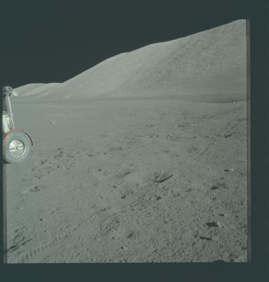 AS 17-134-20445 - The Mountains of the Moon
Caption originale:"123:06:24 MT - SEP site. This frame from Gene's SEP partial pan shows the north arm of the SEP transmitter antenna".
Parole chiave: Postcard from the Moon