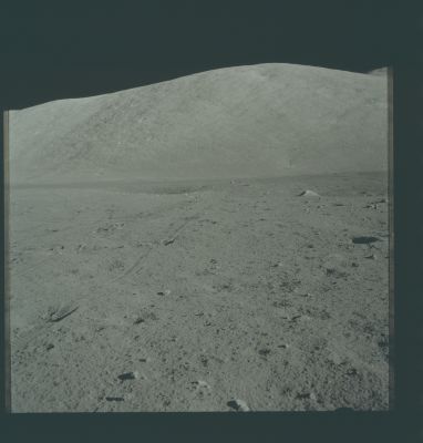 AS 17-134-20446 - The Mountains of the Moon
Caption originale:"123:06:24 MT - SEP site. This final frame from Gene Cernan's SEP partial pan shows the north arm of the SEP transmitter antenna".
Parole chiave: Postcard from the Moon