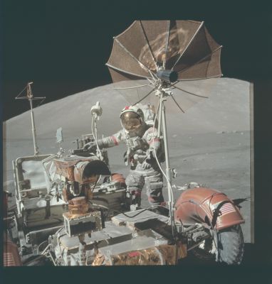 AS 17-134-20476 - Cernan and Lunar Rover
Caption NASA originale:"EVA-3, at the LM. Gene Cernan at the Rover".
Parole chiave: Lunar Rover