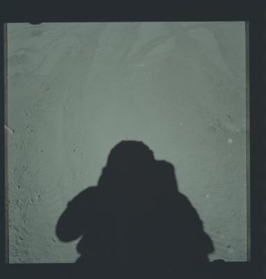 AS 17-140-21359 - Jack Schmitt's Shadow
Caption NASA originale:"EVA-3 images. Jack Schmitt uses the magazine to take a pan at the LM. 163:56:50 MT - EVA-3 pan at the LM. Jack's shadow".

Parole chiave: Postcard from the Moon