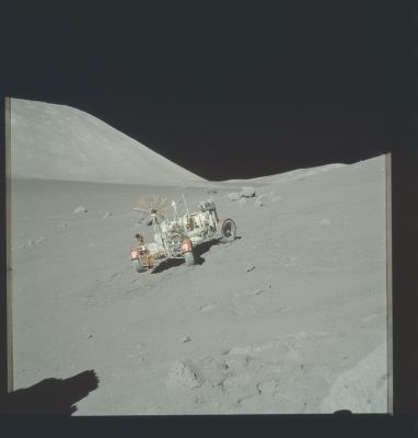 AS 17-140-21409 - A VERY Hazardous Parking Place!
Caption NASA originale:"165:08:18 MT - "Locator" to the Rover, probably from the Station 6 overhang sample. Note the excellent definition on the sunlit face of the scarp".
Parole chiave: Lunar Rover