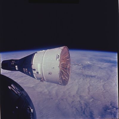 Gemini 06: self-portrait
Parole chiave: Postcard from Space