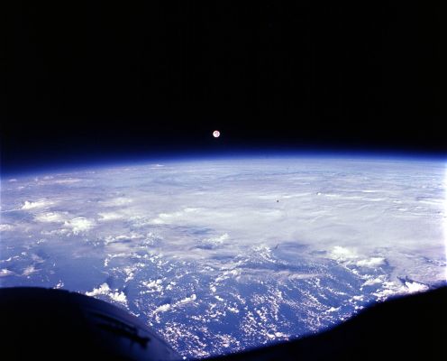Gemini 07: Distant Moon
Parole chiave: Postcard from Space