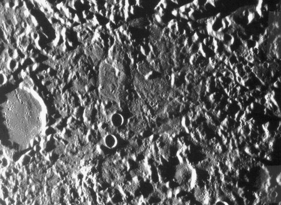 Crater and scarps (HR)
High-Resolution (HR) picture of a 65-Km diameter crater and the scarp transecting it's floor (to the left of this image). The scarp has a slightly terraced appearance which may be individual fault planes compromising an imbricate thrust fault. 

This image (FDS 27464) was acquired during the spacecraft's first encounter with Mercury.


Parole chiave: Mercury's Surface - Mercurian Craters and Scarps
