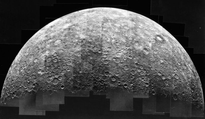 Mercury's "Inbound" view and Kuiper Crater
This is a mosaic of images taken of Mercury taken from 125.000 miles away. The tiny, brightly rayed crater (just below center top) was the first recognizable feature on the Planet's surface and was named in memory of astronomer Gerard Kuiper, a Mariner 10 team member.
Parole chiave: Mercury