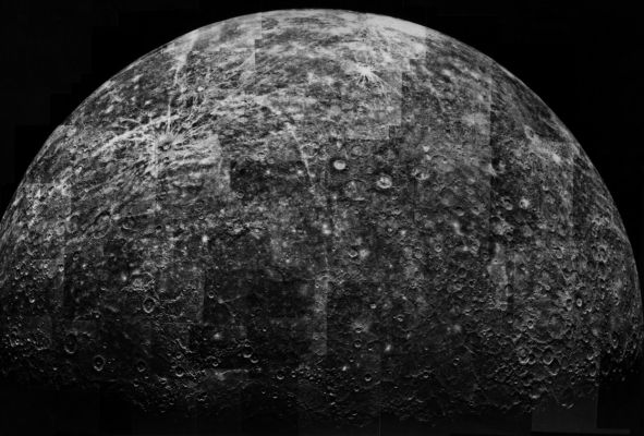 Mercury's "Outbound" view
After passing on the darkside of the Planet, Mariner 10 photographed the other, somewhat more illuminated Hemisphere of Mercury. 
The North Pole is at the top, two-thirds down from which is the Equator.
Parole chiave: Mercury