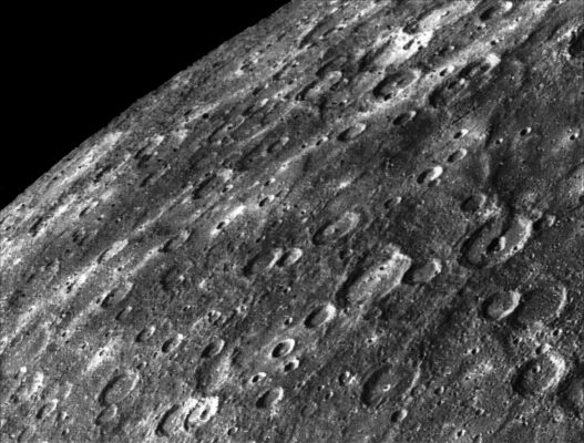 The "Antoniadi" Ridge of Mercury (HR)
Antoniadi Ridge, over 450 Km long, runs along the right side of this image. The ridge transects a large crater (80-Km in diameter) and in turn appears to be interrupted by an irregular rimless depression on the floor of the crater. This ridge also crosses smooth plains to the north and intercrater plains to the south of the large crater.

This image (FDS 27325) was acquired during the spacecraft's first encounter with Mercury.


Parole chiave: Mercury's Surface - The Antoniadi Ridge