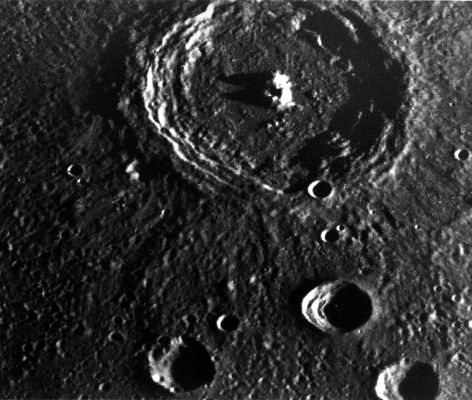 Terraced Mercurian Craters (HR)
This crater (about 98 km diameter) illustrates the narrow hummocky rim facies, radial ridges and surrounding extensive field of secondary craters. 
The well-developed interior terraces and central peaks are typical for Mercurian Craters in this size range. 
Note that the smaller craters in the foreground (25-Km diameter) also are terraced. 

This image(FDS 80)was taken during the spacecraft's first encounter with Mercury.
Parole chiave: Mercury's Surface - Terraced Craters