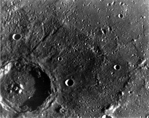 Terraced Mercurian Crater with multiple central Peaks (HR)
This crater (about 74 Km diameter) just North of the Caloris Planitia displays interior and central peaks rising up from a hilly floor. The continuous ejecta deposits and secondary crater field are well defined. 

This image (FDS 79) was taken during the spacecraft's first encounter with Mercury.
Parole chiave: Mercury's Surface - Terraced Crater with multiple peaks
