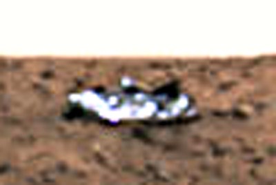 Space-(Heat)-Shields - The "Space-Wreck" on the edge of Bonneville Crater
"Qual è colui che grande inganno ascolta
che li sia fatto, e poi se ne rammarca,
fecesi Flegiàs ne l'ira accolta". 

(DANTE ALIGHIERI, La Divina Commedia, Inferno - Canto VIII)

Tra i tanti enigmi marziani che Lunar Explorer Italia tenta di portare alla Vostra attenzione, uno dei più intriganti è lo strano “oggetto” fotografato da Spirit sul bordo del Cratere Bonneville ed identificato - dalla versione ufficiale NASA - come l’Heat-Shield (Scudo Termico) utilizzato dalla Sonda Spirit durante la discesa sul pianeta.
Per verificare  l’attendibilità di questa versione proviamo ad esaminare la questione non tanto sul piano scientifico, quanto su quello tipico dei processi di “intelligence”.

1 - L’OGGETTO

In questa prima immagine possiamo vedere la "forma incriminata" così come appare nella maggioranza delle fotografie fornite dalla NASA.
Un aspetto sconcertante è che l’oggetto ripreso nell’arco di diversi giorni presenta visibili modificazioni, non spiegabili con la semplice variazione dei filtri delle fotocamere, come si può verificare in questa sequenza 3D ordinata cronologicamente, ripresa da un articolo della mia rubrica su Space Freedom http://www.margheritacampaniolo.it/Feltri/Int18.gif.


Parole chiave: Enygma: The Heat-Shield of Bonneville Crater