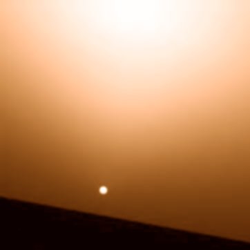 Sunset on a VERY foggy day... (1)
Un esempio molto appariscente di come l'elevata "nebbiosità" dell'atmosfera Marziana porta, nei momenti che segnano l'effettivo tramontare del Sole, ad un immediato ed evidente abbattimento della luminosità.
Cogliamo l'occasione fornitaci dai bei frames creati dalla Dott.ssa Jill England (e pubblicati nella Sez. "Walking on Mars") per stigmatizzare che un cielo azzurro come quello proposto nella Sua elaborazione è, sicuramente, affascinante, ma - a quel punto - completamente irrispettoso dei "dati ufficiali" sull'atmosfera di Marte (in termini di densità e composizione) così come rilasciati dalla NASA - ed usati, a quanto dice Jill, per "ricreare" il vero colore del cielo.

Insomma: se l'atmosfera di Marte è "sottile" e "rarefatta" come dice la NASA (e come Jill accetta!), il cielo NON può essere azzurro in quel modo. 
Ma alla fine, come ovvio, dobbiamo aspettare che qualcuno vada su Marte e, finalmente, ci dica come stanno effettivamente le cose...

Parole chiave: Martian Sunset - natural colors