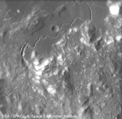 Rima Hadley
Caption ESA originale:"Hadley Rille is the sinuous depression running across this image. 
Beneath it are the 1 to 2 Km high Apennine mountains. 
The large crater in the center of the image is the 30 Km diameter "Hadley C". 

Location: The feature is centred at: 25,0° N and 3,0° E 

Naming: In honour of the English scientist John Hadley who built telescopes in the eighteenth century".
Parole chiave: The Moon from SMART-1