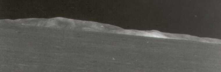 AS 10-30-4421 - Mare Crisium: possible Lunar Dome (detail mgnf)
...se non addirittura due - analizzando i frames dell'Apollo 10. 
Il frame decisivo è, per essere precisi, quello contraddistinto dal seriale AS 10-30-4421. 
Noi Vi offriamo le elaborazioni di Mr Bara ed il frame originale (però in versione compressa; la versione uncompressed la pubblicheremo non appena sarà in nostro possesso): guardate il lavoro svolto e poi fateci sapere che cosa ne pensate.
Noi ci congratuliamo con l'Amico Mike, perchè ha sicuramente fatto un lavoro eccellente; relativamente al Lunar Dome (anzi: ai Lunar Domes) che si dovrebbero vedere nell'immagine elaborata, non ci sentiamo di pronunciarci in maniera definitiva. I dati che possediamo ci dicono solo una cosa: una piccola porzione del rilievo montuoso fotografato dall'Apollo 10 ha un'albedo effettivamente molto alta (l'immagine non sembra mentire). Il Lunar Dome, però, noi non riusciamo proprio a vederlo.
Se ci riuscite Voi, fateci sapere che cosa ne pensate
Parole chiave: Lunar Domes - Controversial image