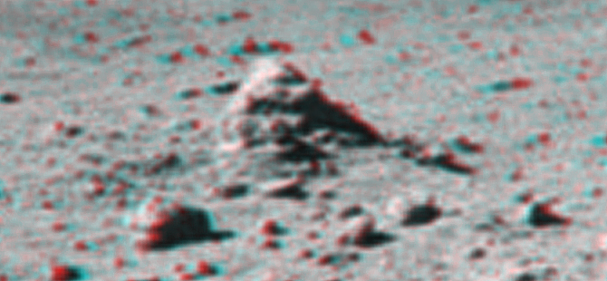 AS 15-82-11086 and 11087 - You look at me, I look at you! (2)
"...torretta sinaptica con binocolo: classico esempio di fotografo fotografato. (Questo 3D) Penso sia utile a far capire come i dettagli più significativi siano spesso stati taroccati o resi incompatibili con una visione "normale" dei frames e richiedano, quindi, un approccio un po' più tecnologico (...) 
(per quanto attiene l'attualità, da notare che) alla "famosa" Falsificazione Progressiva (FP) ultimamente si è aggiunta la Delocalizzazione Tranquillizzante (DT), in base alla quale vengono ammessi su pianeti extra-solari tutti quei fenomeni che sono negati nel nostro Sistema (...).

Si tratta come sempre di riflessioni acute, attente e - a nostro parere - del tutto "corrette": il resto dell'Universo è ormai riconosciuto come un luogo dove ci si può (anzi CI SI DEVE) attendere l'inatteso. Sempre. 
Ma il nostro Sistema Solare no: in esso tutto è quieto, tutto prevedibile, tutto normale. 
Tutto sicuro.
Ora la nostra riflessione conclusiva - che formuliamo, come d'abitudine, in una domanda - non può che essere questa: ma chi è più stupido? Colui o coloro che continuano da anni a raccontare storielle pseudo-scientifiche (ancorchè figlie di una Scienza Consolidata...) che diventano sempre più ridicole (basta leggere, studiare ed aprire gli occhi per vederlo e capirlo), oppure coloro che queste storielle continuano ad accettarle e berle, avidamente ed acriticamente?

Vedete Voi...
Parole chiave: Lunar Surface - Controversial Frame - Possible Surface Anomaly