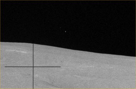 AS 15-82-11389 - Lunar Horizon and Star-like Object (HR - detail mgnf)
Il punto luminoso che avevamo adocchiato nel frame in LR si conferma nel frame ad HR e si tratta di uno Star-like Object, senza dubbio. Ma il vero punto è un altro: si tratta di un oggetto "reale" (e dunque di una vera e propria Anomalìa - o un UFO, se preferite) oppure è solo un photoartifact?
Parole chiave: Lunar Horizon - Possible Star-like Object