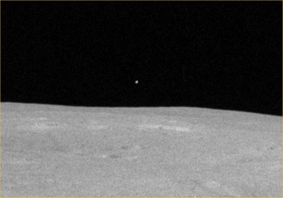 AS 15-82-11390 - Lunar Horizon and Star-like Object (HR - detail mgnf)
Che ne dite? Oggetto reale o photoartifact?
Parole chiave: Lunar Horizon - Possible Star-like Object