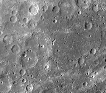 Intercrater Plain near Caloris Basin
Caption NASA originale:"Intercrater Plains and heavily cratered terrain typical of much of Mercury outside the area affected by the formation of the Caloris Basin are shown in this image (FDS 166738) taken during the spacecraft's second encounter with Mercury. Abundant shallow elongate craters and crater chains are present on the intercrater plains. 
North is to the top of this image, centered at 56° South, 128° West and measuring about 400 Km across".

Note: The Mariner 10 mission, managed by the Jet Propulsion Laboratory for NASA's Office of Space Science, explored Venus in February 1974 on the way to 3 encounters with Mercury (March and September 1974 and March 1975). The spacecraft took more than 7000 photos of Mercury, Venus, the Earth and the Moon.
Parole chiave: Mercury