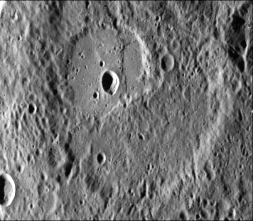 Scarps confined to crater floors
Caption NASA originale:"The scarp in this 35-Km crater (See PIA02433 for the location in a larger view) forms a broad lobe 10 Km wide, whose southern end abuts against and follows closely the irregular contour of the crater wall. These structural relations suggest the scarp is a lava flow front rather than a fault.
This image (FDS 27471) was taken by Mariner 10 during its first encounter with Mercury".
