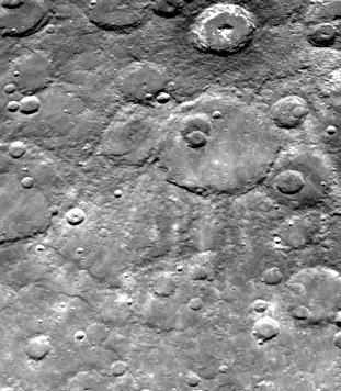 Dark-rimmed crater and extensive "Ejecta Blanket"
Caption NASA originale:"Mariner 10 took this picture (FDS 166840) from a distance of 63.400 Km (39.300 miles) about one  hour after it passed under the South Pole of Mercury. The dark-rimmed crater at upper left is 67 Km (42 miles) in diameter. It is surrounded by an extensive ejecta blanket and exhibits a bright ray pattern, which extends into and beyond the larger crater (120 Km - or 75 miles) to its right and near the picture's center. The dark-rimmed crater is similar to crater Tycho on Earth's moon. The center of this picture is located 33° South Lat. and 158° West Long. North is to the top".
Parole chiave: Mercury