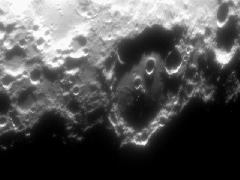 Clavius...on line!
Uno spettacolare lavoro (davvero!) dell'Astronomo Robert Spellman (www.angelfire.com) il quale, nel tentativo di fissare su pellicola qualche TLP, ci ha regalato delle immagini davvero superbe di alcuni grandi (e famosi) Crateri Lunari e, come in questo caso, dei minifilmati GIF che ci fanno provare l'ebbrezza di essere "in diretta con la Luna", anche se siamo seduti davanti al nostro pc.

Un ottimo lavoro: i TLP "on line"...Verranno (almeno questo è quanto gli e ci auguriamo!).
Parole chiave: The Moon from Earth - Amatorial Pictures - GIF