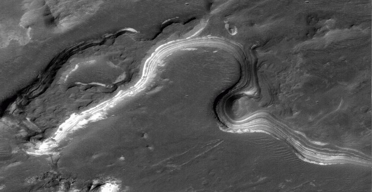 The "White Cliffs of Holden Crater"
Ed a chiusura della panoramica sul fondo del Cratere Holden, ecco un detail mgnf (courtesy of MU) che ci mostra, sia pure rovesciate di 180° rispetto all'angolo visuale della Sonda MGS (rovesciamento effettuato solo per consentirVi una visione migliore dello spettacolo), le "Bianche Scogliere del Cratere Holden" - Marte.
Parole chiave: Mars from orbit - Craters - Controversial